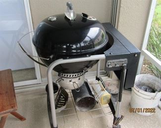 BEAUTIFUL ALMOST BRAND NEW GRILL, STAND,  AND COVER