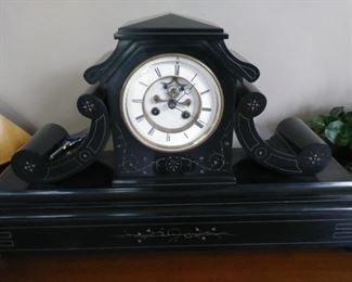 Mantel clock