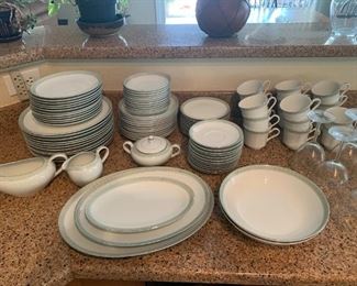SET OF FINE CHINA TRAYMORE PATTERN