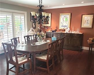 Dining room table with 8 chairs 