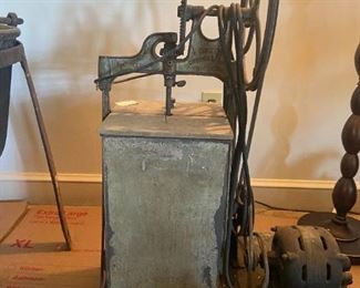 ANTIQUE DAZEY ELECTRIC BUTTER CHURN
