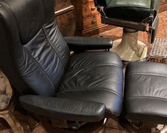 Scandinavian Leather Ekornes Stressless Seating- Stressless employs skilled craftsmen and uses only the highest-quality wood, leathers, textiles and finishes to design product that provides ultimate comfort and quality. 