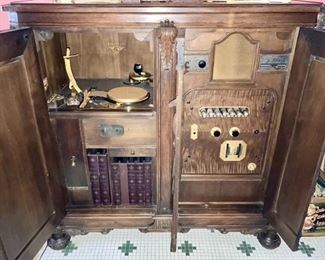 Antique 1927 Victor Victrola in beautiful cabinet, inside view