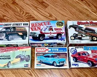 Vintage plastic car model kits, some partially put together and some are not.  All boxes are in very good condition, Vette sting ray box with some damage and car is put together.