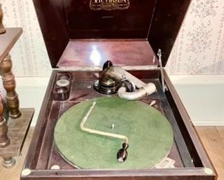 1906 Victrola by the Victor Talking Machine Co., table top model