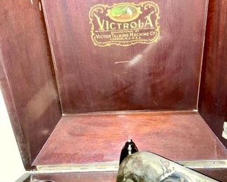 1906 Victrola by the Victor Talking Machine Co., table top model