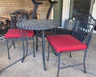 Table and 2 chairs 