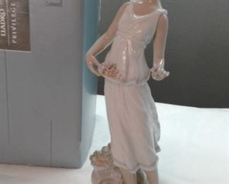 Lladro Privilege 01007709 Flowers for a Goddess with box $150.00