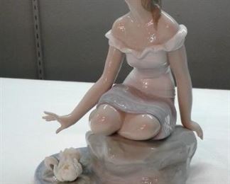 Lladro Priviledge 01007706 R3eflections of Helena with box . It is signed  $150.00