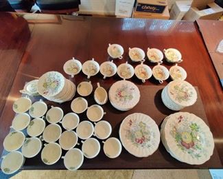 The Kirkwood Dish Set 130 Pieces