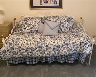 Day bed / trundle bed