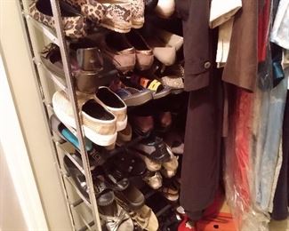 100 pairs of shoes sized 7 to 7 1/2
