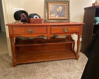 Nice entry or sofa table. Has drawers & 2 shelves.