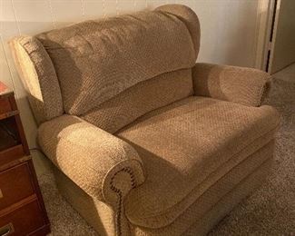 Extra large chair that matches couch. Nice sturdy, well made set. 