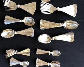 CCS0046: 100pcs (LCF) Le Couvert Francaise Silver plate Set (12 Dinner Knives, 11 luncheon knives, 12 dinner forks, 12 salad forks, 6 Cake forks, 12 place spoons, 12 soup spoons, 11 coffee spoons, 11 demitasse spoons, 1 soup ladle) 