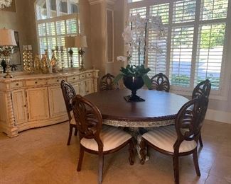 Stunning Round Dining Room Table with 6 Chairs 