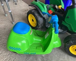 Children's riding toy 