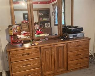 Dresser with trifold miror