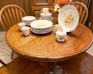 Dining Table w 4 Matching Chairs. Table comes with leaf.