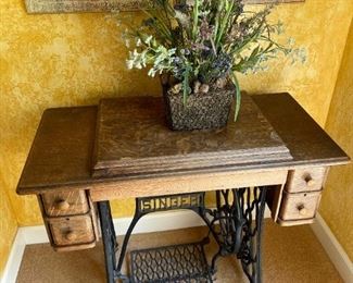 Antique Singer Sewing Machine Table / Cabinet