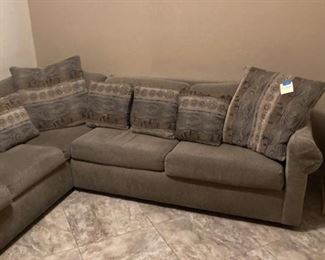 Sectional Couch wHide a Bed