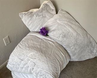 Heavy Furry GrayWhite Cozy Blanket WPillows