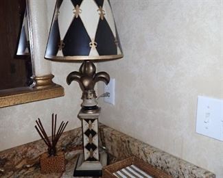 FUN FLEUR DE LIS LAMP