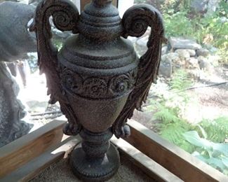 GARDEN URN