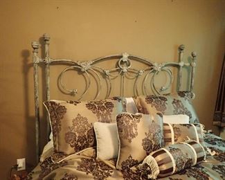 CURVED IRON BED