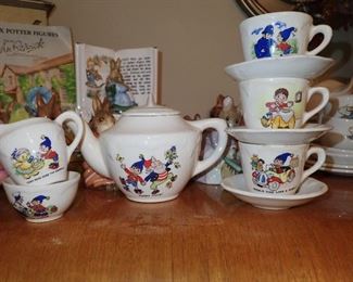 VINTAGE CHILDS TEA SET