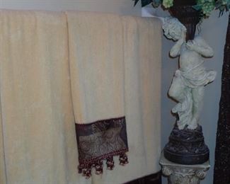 TOWELS AND DECOR