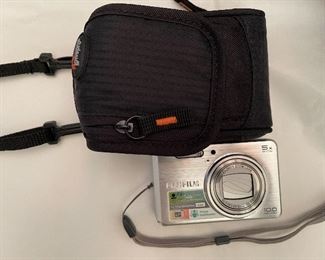 Fujifilm 2.7 LCD 100 megapixels 5x wide