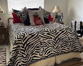 Queen bed and comforter set