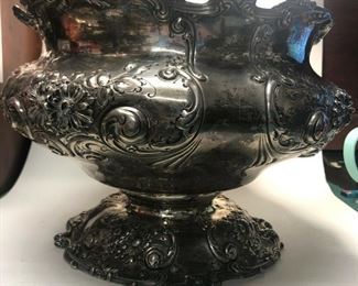 https://www.ebay.com/itm/114902643907	ME7039 English Sterling Punch Bowl M. Scooler New Orleans Silversmith (2086.5 g)		Buy-It-Now	 $4,880.00 
