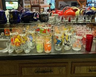 COLLECTION OF VINTAGE CHARACTER GLASSWARE TUMBLERS