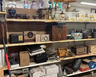 LARGE COLLECTION RADIO'S