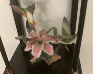 The other hummingbird figurines.