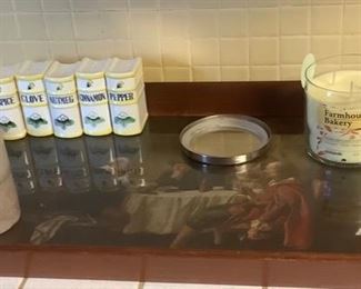 The spice set on the tray.