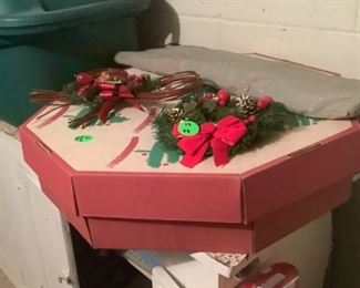 Boxes of different sizes of Christmas wreaths.