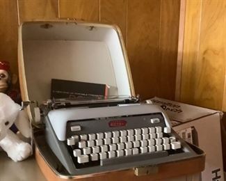 The Royal Manuel typewriter.