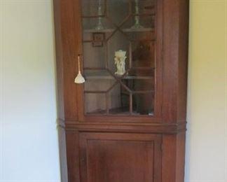 NICE CHIPPENDALE CORNER CABINET