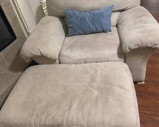Has couch and love seat that goes with it 