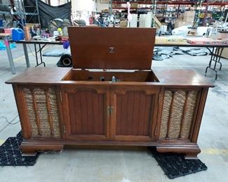 RCA cherry wood stereo and radio system $500.00