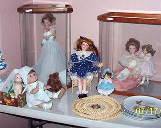 Dolls (cases sold separately), Holly Hobby plates