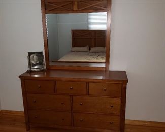 Modern dresser w mirror 