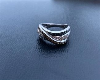 Lot #15---10kw Multi-Diamond Ring, weight: 4.8g, size: 7.5, price: $250