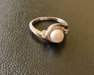 Lot #080---14kw Pearl and Diamond Ring, weight: 4.2g, size: 6.5, price: $200