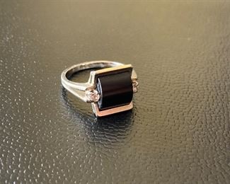 Lot #082---18kw Onyx Ring, weight: 4.0g, size: 6, price: $225