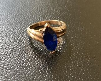 Lot #088---10ky Sapphire Ring, weight: 3.5g, size: 5.5, price: $195