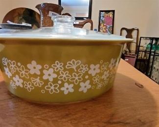 Vintage 4 qt covered casserole with lid